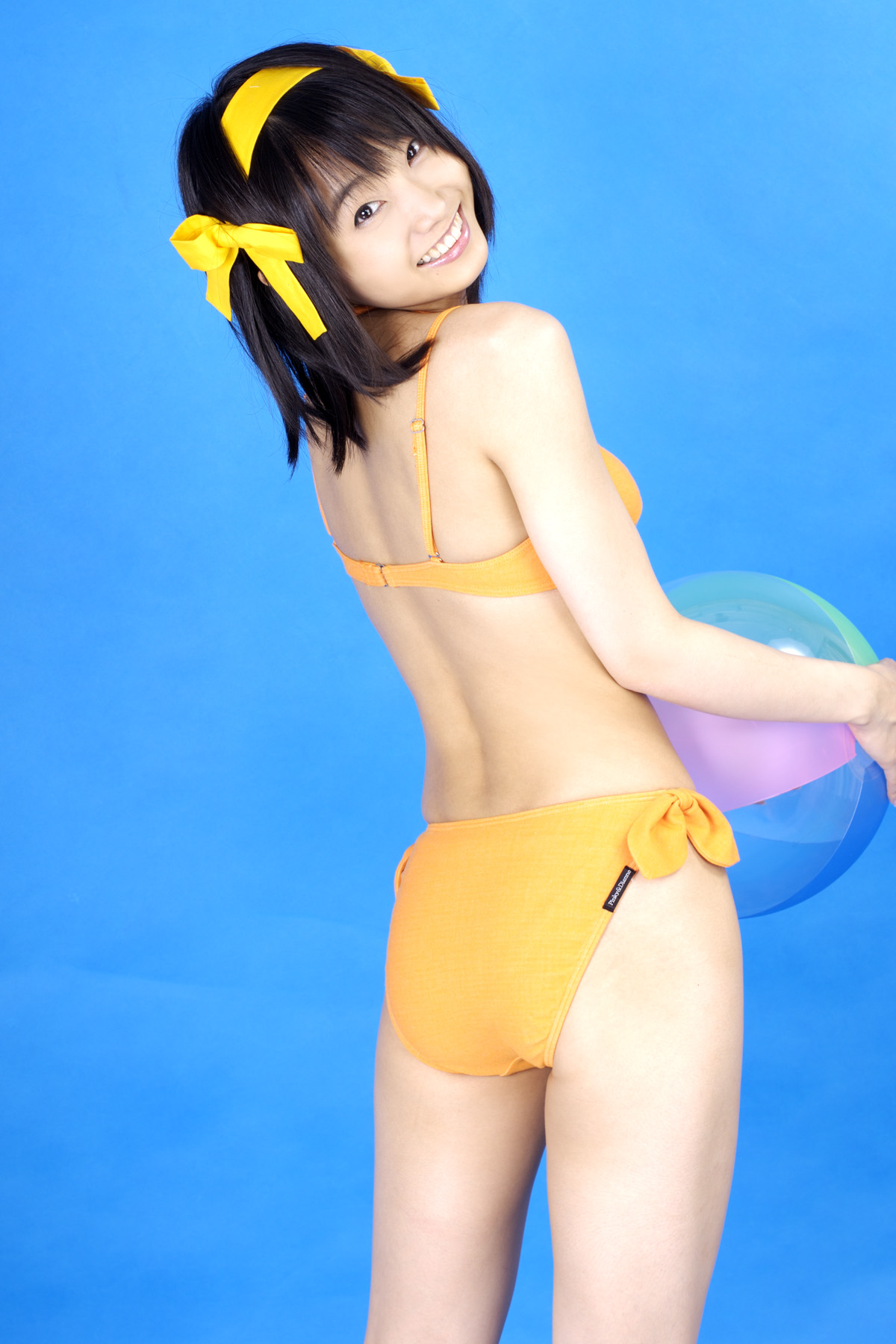 matsunaga ayaka, suzumiya haruhi, suzumiya haruhi no yuuutsu, highres, photo (medium), asian, ass, ball, beachball, bikini, cosplay, flat chest, hair ribbon, happy, ribbon, side-tie bikini bottom, smile, swimsuit