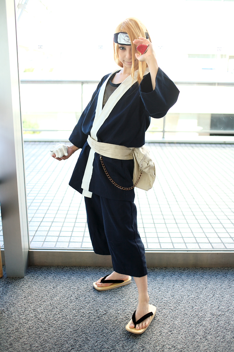 ari (model), deidara (naruto), naruto (series), naruto shippuuden, highres, photo (medium), blonde hair, cosplay, handmouth, headband, sandals