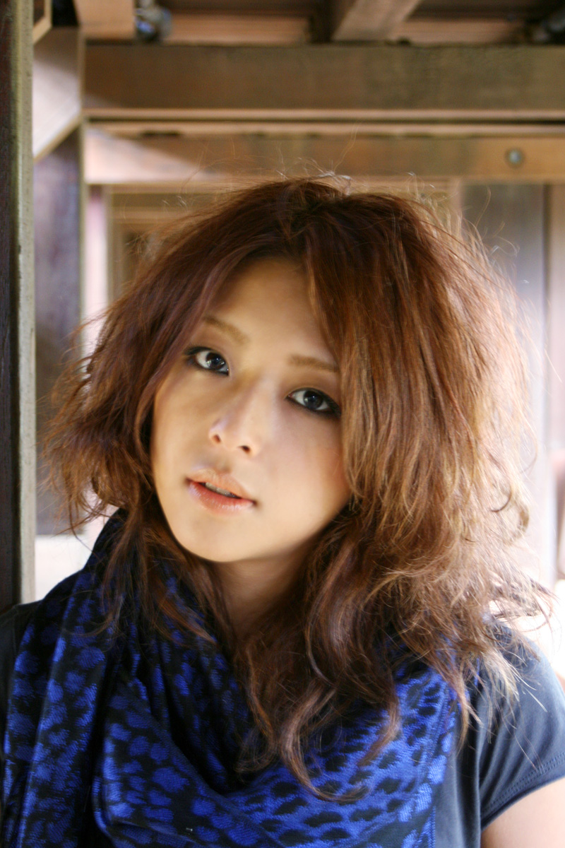 highres, photo (medium), tagme, scarf, shirt, t-shirt