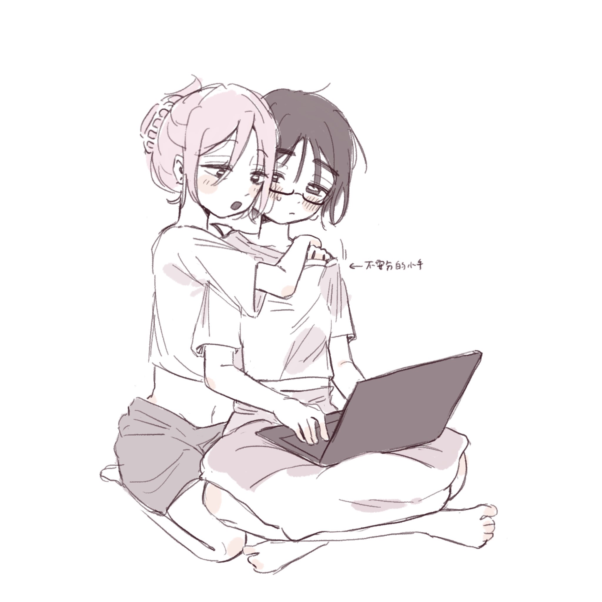 coldmeow, mizi (alien stage), sua (alien stage), alien stage, highres, translation request, 2girls, barefoot, black hair, blush, chinese text, claw hair clip, computer, glasses, hair ornament, hairclip, laptop, midriff, multiple girls, navel, pink hair, shirt, short hair, short sleeves, sitting