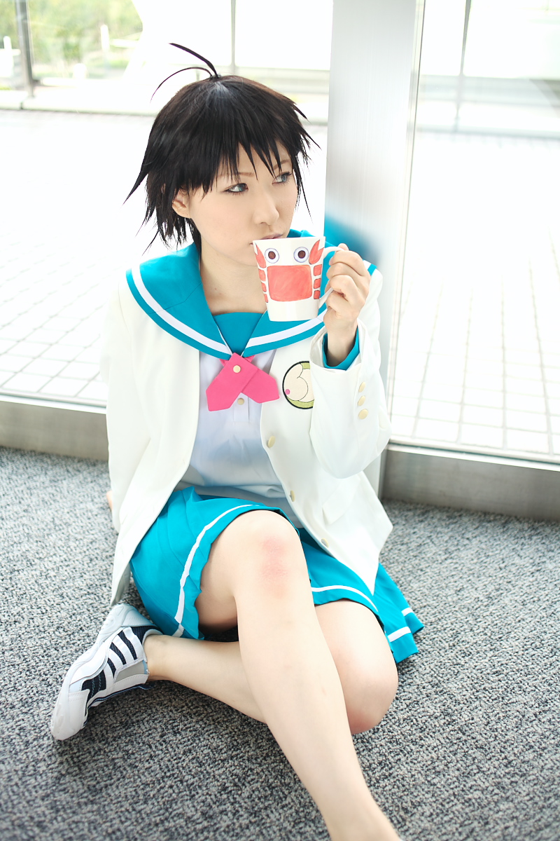chippi, kikuchi makoto, idolmaster, idolmaster xenoglossia, highres, photo (medium), 1girl, ahoge, asian, blue eyes, coffee mug, color contacts, cosplay, cup, female focus, indoors, kikuchi makoto (cosplay), mug, school uniform, serafuku, short hair, solo