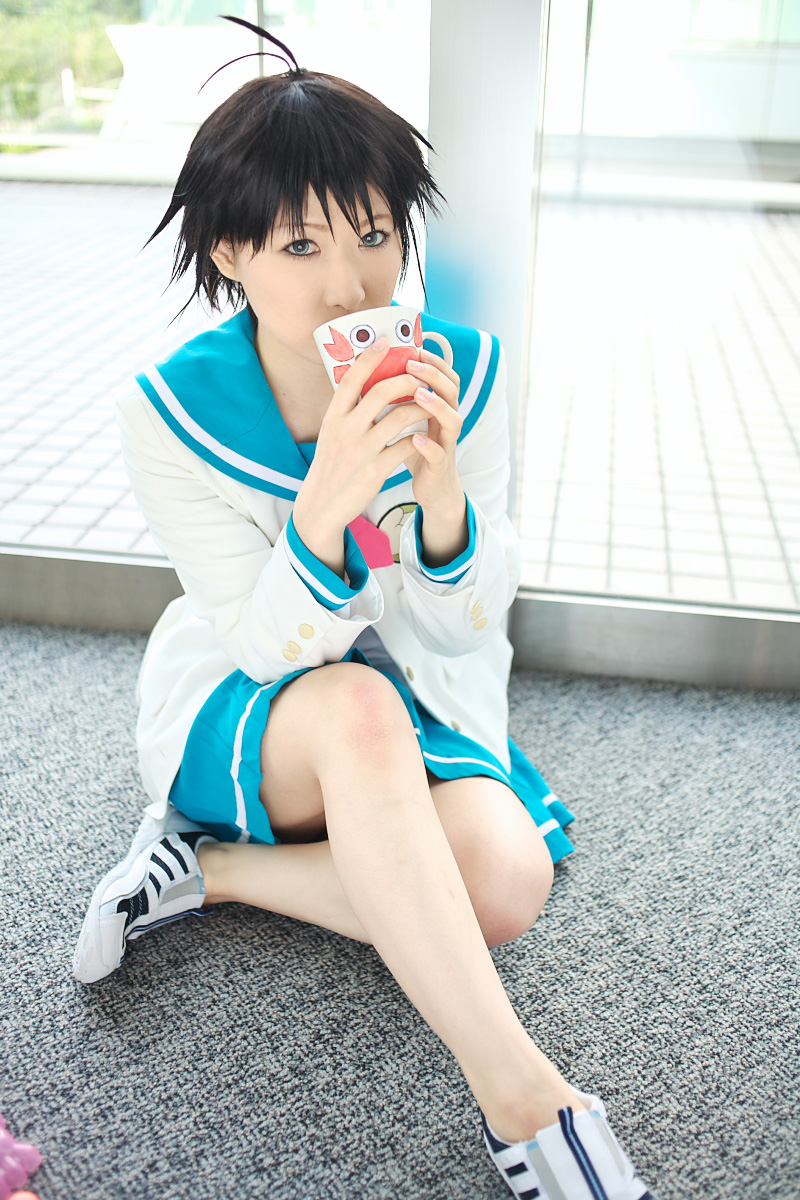 chippi, kikuchi makoto, idolmaster, idolmaster xenoglossia, highres, photo (medium), 1girl, ahoge, asian, blue eyes, coffee mug, color contacts, cosplay, cup, female focus, indoors, kikuchi makoto (cosplay), looking at viewer, mug, school uniform, serafuku, short hair, solo