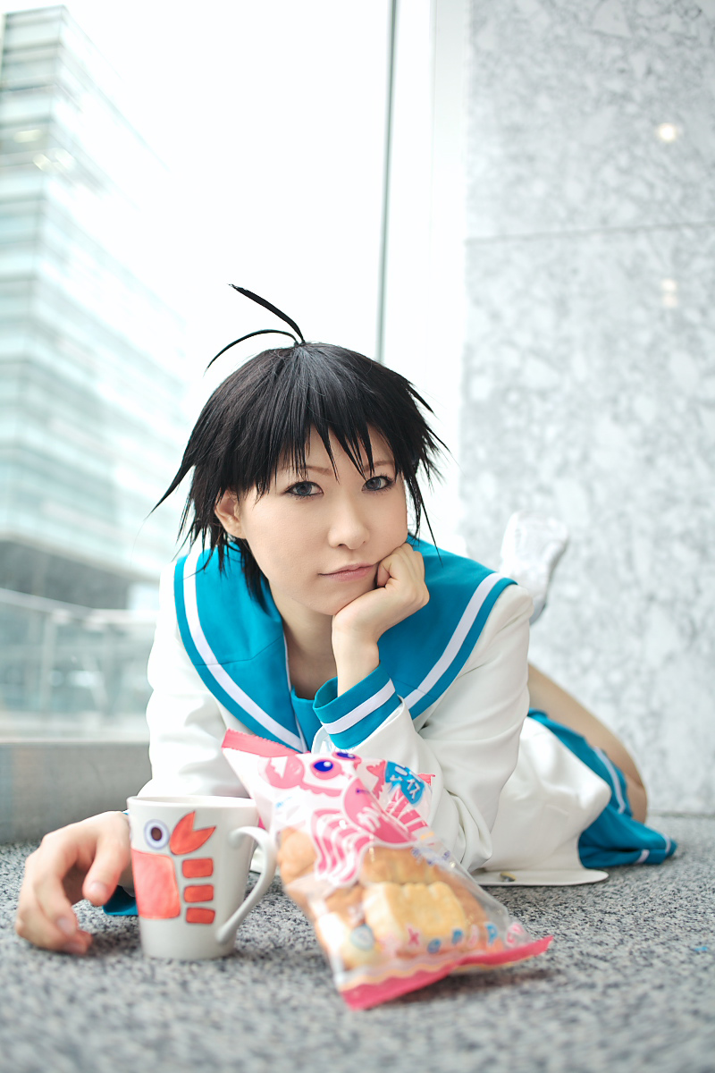 chippi, kikuchi makoto, idolmaster, idolmaster xenoglossia, highres, photo (medium), 1girl, ahoge, asian, blue eyes, coffee mug, color contacts, cosplay, crab, crab crackers, cup, female focus, indoors, kikuchi makoto (cosplay), looking at viewer, lying, mug, on stomach, school uniform, serafuku, short hair, solo