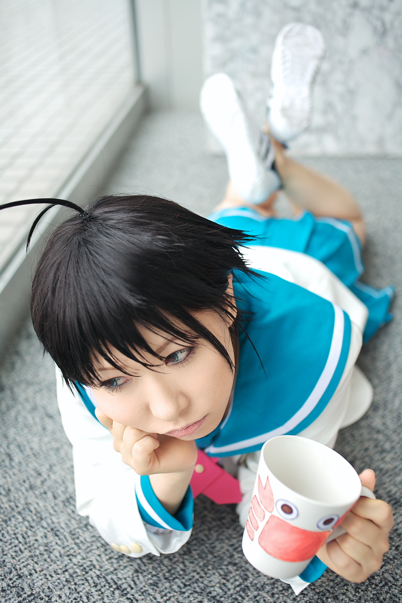 chippi, kikuchi makoto, idolmaster, idolmaster xenoglossia, highres, photo (medium), 1girl, ahoge, asian, blue eyes, coffee mug, color contacts, cosplay, cup, female focus, indoors, kikuchi makoto (cosplay), lying, mug, on stomach, school uniform, serafuku, short hair, solo