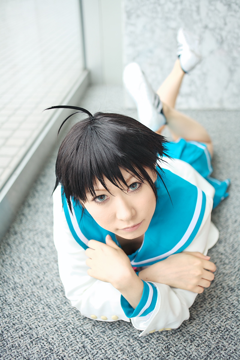chippi, kikuchi makoto, idolmaster, idolmaster xenoglossia, highres, photo (medium), 1girl, ahoge, asian, blue eyes, color contacts, cosplay, female focus, indoors, kikuchi makoto (cosplay), looking at viewer, lying, on stomach, school uniform, serafuku, short hair, solo