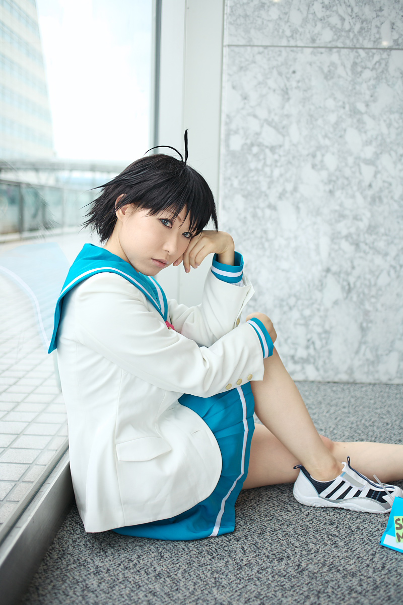 chippi, kikuchi makoto, idolmaster, idolmaster xenoglossia, highres, photo (medium), 1girl, ahoge, asian, blue eyes, color contacts, cosplay, female focus, indoors, kikuchi makoto (cosplay), looking at viewer, school uniform, serafuku, short hair, solo