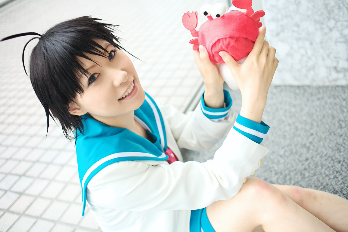 chippi, kikuchi makoto, idolmaster, idolmaster xenoglossia, photo (medium), 1girl, ahoge, asian, blue eyes, color contacts, cosplay, crab, female focus, indoors, kikuchi makoto (cosplay), looking at viewer, school uniform, serafuku, short hair, solo, stuffed animal, stuffed toy