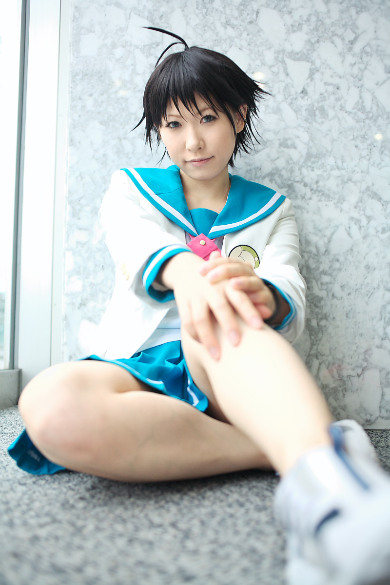 chippi, kikuchi makoto, idolmaster, idolmaster xenoglossia, highres, photo (medium), 1girl, ahoge, asian, blue eyes, color contacts, cosplay, feet, female focus, indoors, kikuchi makoto (cosplay), looking at viewer, school uniform, serafuku, short hair, solo