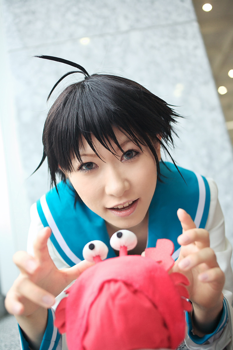 chippi, kikuchi makoto, idolmaster, idolmaster xenoglossia, highres, photo (medium), 1girl, ahoge, asian, blue eyes, color contacts, cosplay, crab, dutch angle, female focus, indoors, kikuchi makoto (cosplay), looking at viewer, school uniform, serafuku, short hair, solo, stuffed animal, stuffed toy