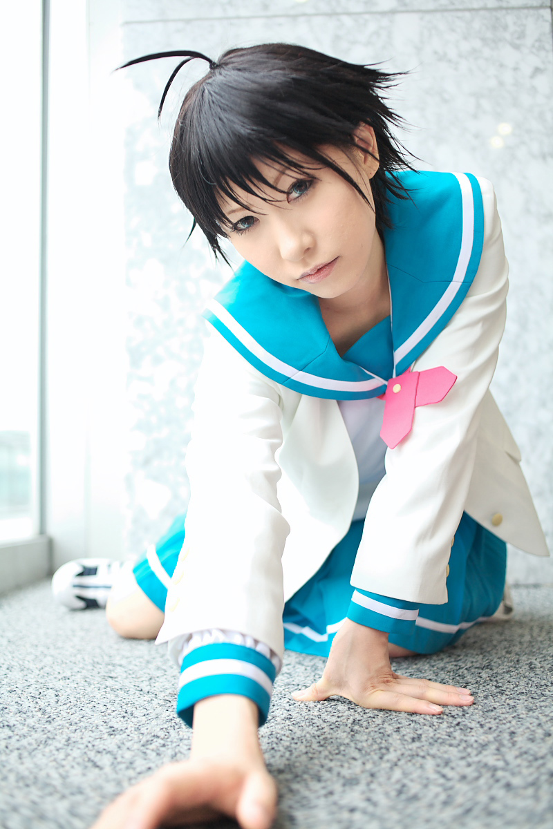 chippi, kikuchi makoto, idolmaster, idolmaster xenoglossia, highres, photo (medium), 1girl, ahoge, asian, blue eyes, color contacts, cosplay, female focus, indoors, kikuchi makoto (cosplay), looking at viewer, school uniform, serafuku, short hair, solo