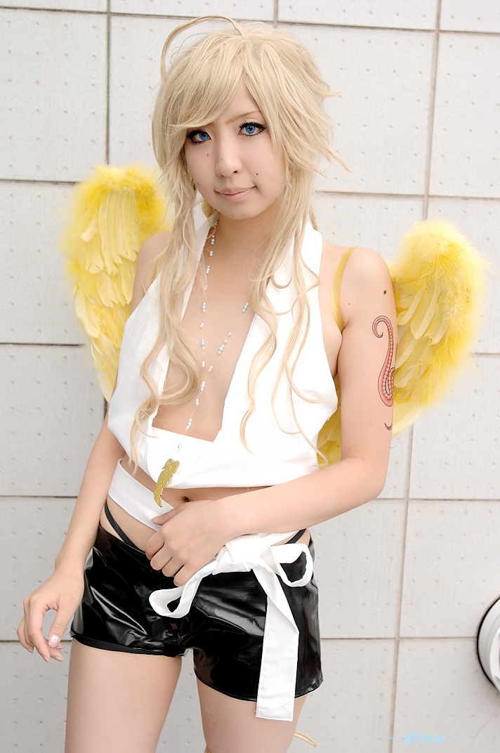 naka aru, benten (zone-00), zone-00, photo (medium), 1girl, asian, benten (zone-00) (cosplay), blonde hair, cosplay, female focus, flat chest, halterneck, shorts, solo, wings
