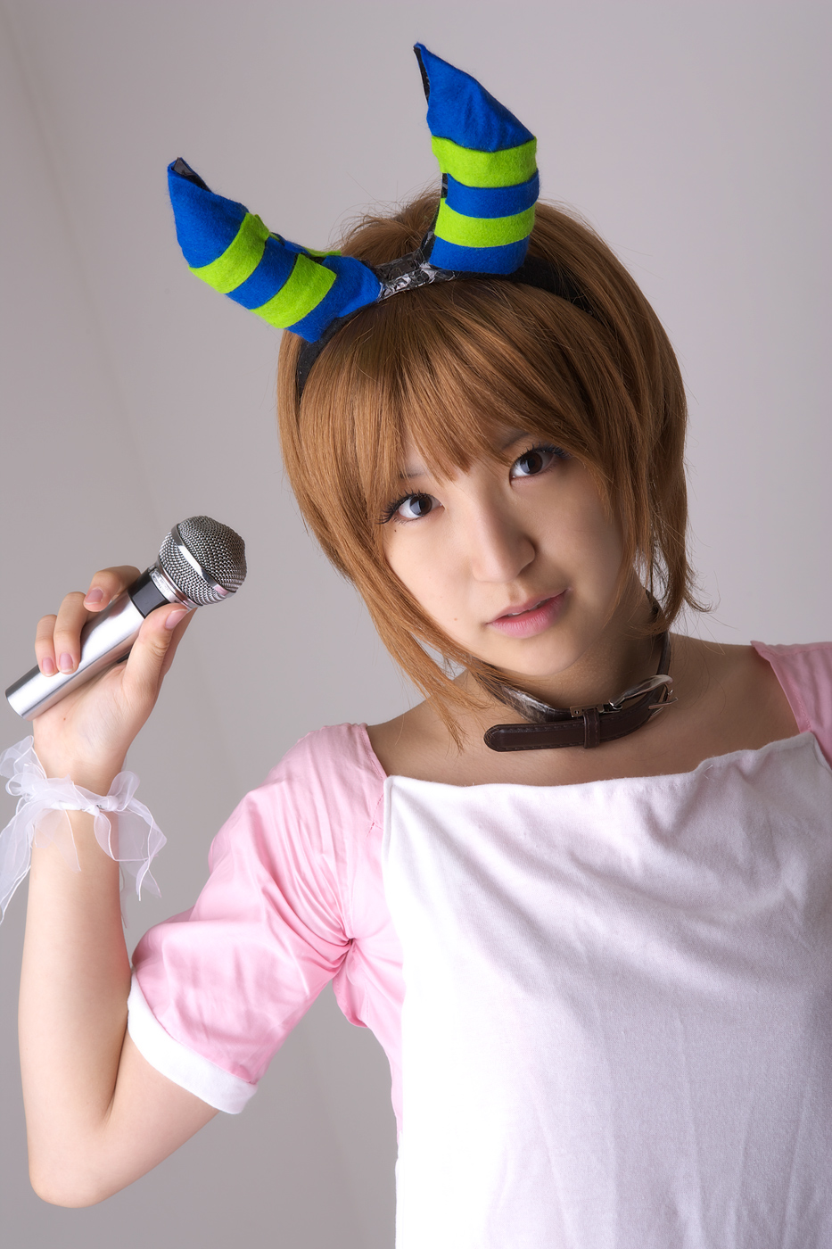 richi, linda (boku to maou), boku to maou, striped, highres, photo (medium), apron, black eyes, bob cut, brown hair, collar, cosplay, dress, hairband, horns, lipstick, makeup, microphone, mole, pink lips, short hair, solo, wristband