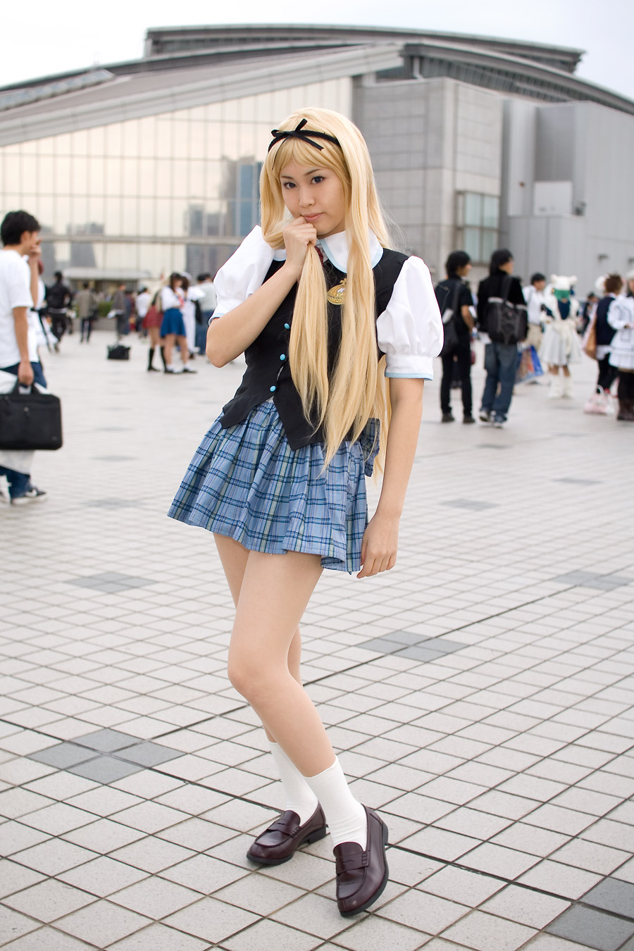 highres, photo (medium), blonde hair, cosplay, hairband, sailor, school uniform, serafuku