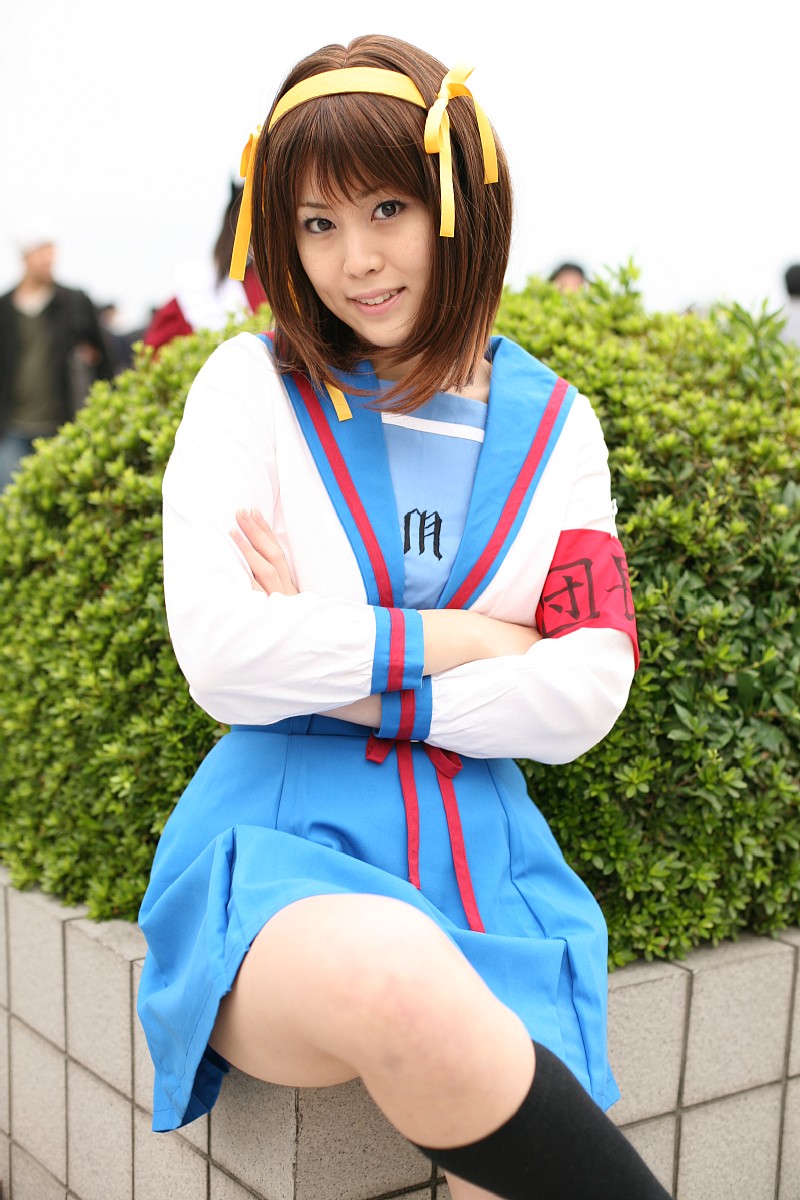 suzumiya haruhi, suzumiya haruhi no yuuutsu, highres, photo (medium), armband, cosplay, hair ribbon, hairband, kikiwan, kneehighs, ribbon, sailor, school uniform, serafuku, socks