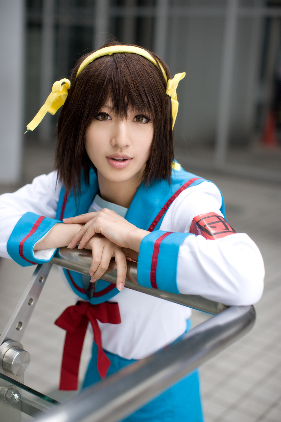 saya (cosplayer), suzumiya haruhi, suzumiya haruhi no yuuutsu, highres, photo (medium), armband, cosplay, hair ribbon, hairband, ribbon, sailor, school uniform, serafuku