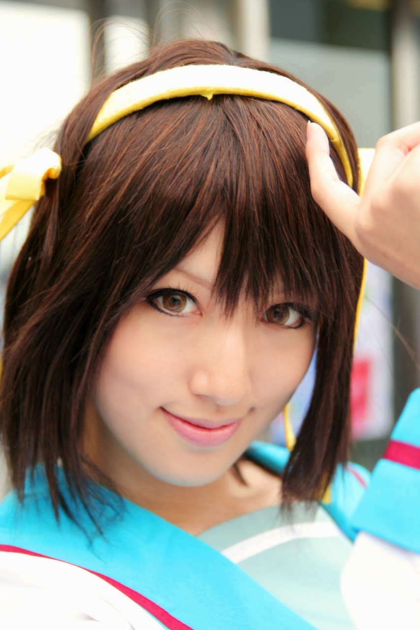 saya (cosplayer), suzumiya haruhi, suzumiya haruhi no yuuutsu, highres, photo (medium), close-up, cosplay, hair ribbon, hairband, ribbon, sailor, school uniform, serafuku