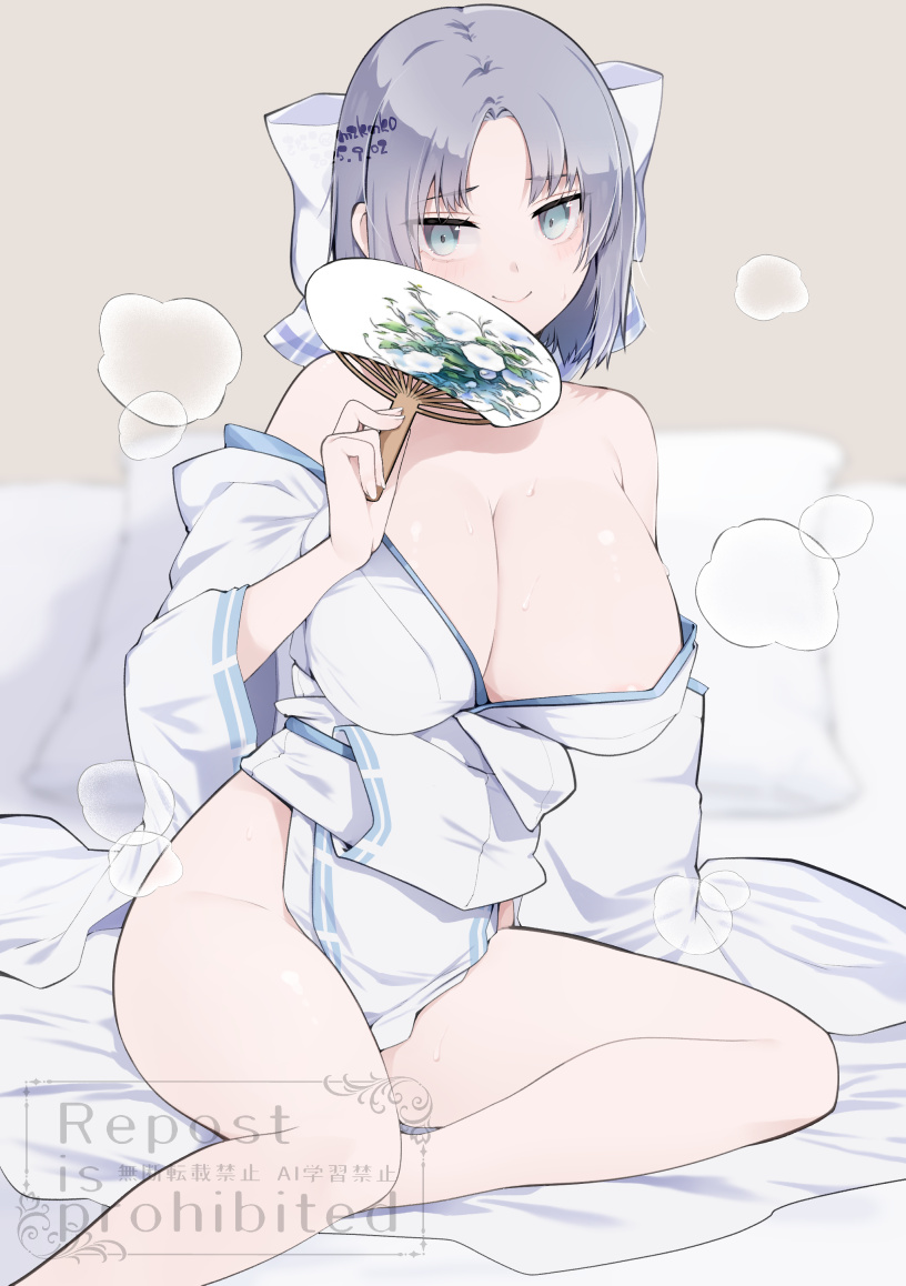 kinako (mzknk0), yumi (senran kagura), senran kagura, commentary request, blue eyes, bow, breasts, cleavage, closed mouth, grey hair, hair bow, hand fan, holding, holding fan, japanese clothes, kimono, large breasts, looking to the side, low neckline, no bra, no panties, on bed, ribbon-trimmed kimono, ribbon trim, side slit, signature, sitting, smile, stream, striped bow, white bow, white kimono
