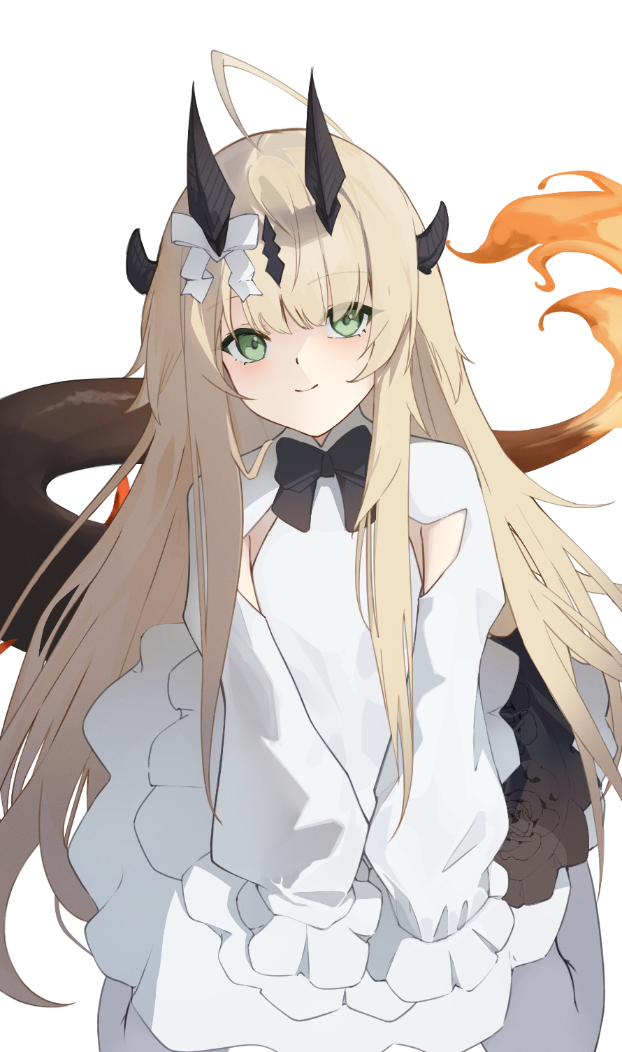 hachimin8 (shrine kyo), reed (arknights), reed (young) (arknights), arknights, commentary, highres, 1girl, aged down, ahoge, black bow, black bowtie, black horns, blonde hair, bow, bowtie, closed mouth, dress, eyes visible through hair, green eyes, horns, huge ahoge, long hair, looking at viewer, simple background, sleeves past fingers, sleeves past wrists, smile, solo, tail, white background, white dress