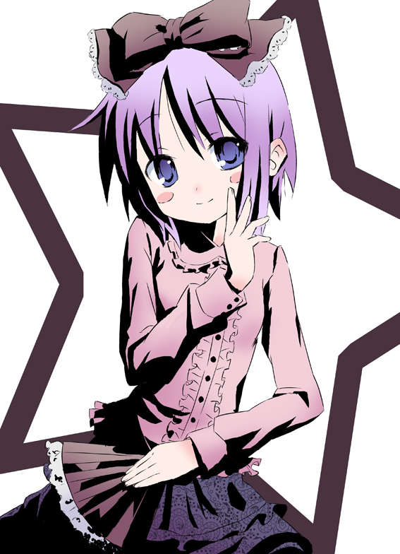 saeki nao, hiiragi tsukasa, lucky star, bad id, bad pixiv id, 00s, blue eyes, blush stickers, feather fan, folding fan, goth fashion, gothic lolita, hair ribbon, hand fan, lolita fashion, pastels, purple hair, ribbon, short hair, smile, solo, star (symbol)