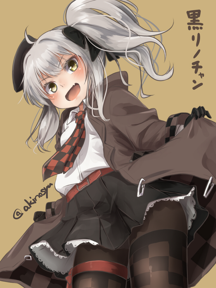 akino shuu, rino (sennen sensou aigis), sennen sensou aigis, commentary request, translation request, 1girl, artist name, belt, black bow, black gloves, black hat, black pantyhose, black skirt, bow, breasts, brown background, brown coat, checkered clothes, checkered legwear, checkered necktie, coat, collared shirt, fang, gloves, grey hair, hair bow, hat, looking at viewer, miniskirt, necktie, open mouth, pantyhose, red belt, red necktie, shirt, simple background, skin fang, skirt, small breasts, solo, tilted headwear, twintails, twitter username, white shirt, yellow eyes