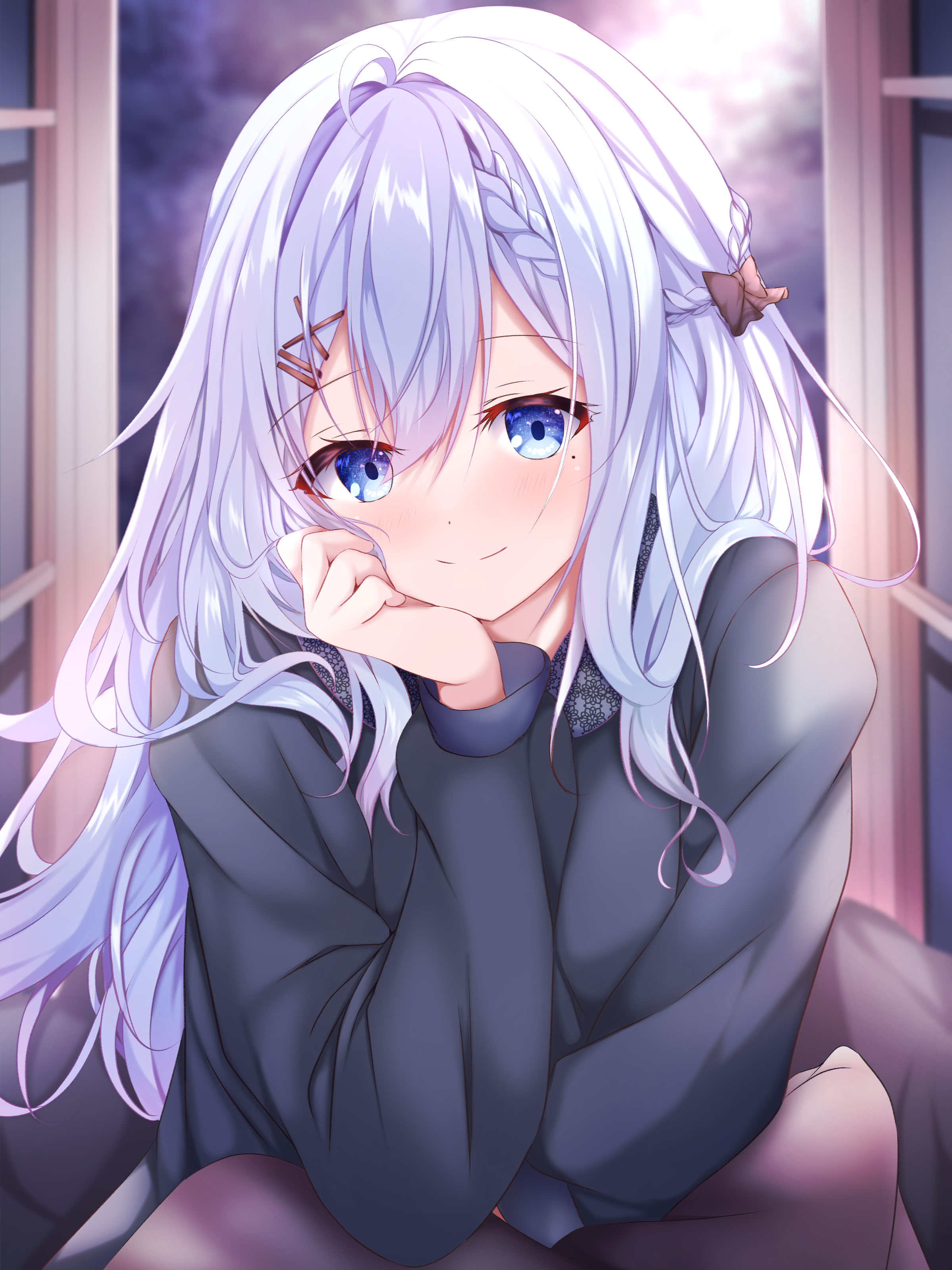 koyo aki (vtvd5277), original, absurdres, commentary, highres, 1girl, ahoge, black bow, black sweater, blue eyes, blurry, blurry background, blush, bow, braid, closed mouth, depth of field, dot nose, double-parted bangs, elbow rest, grey hair, hair between eyes, hair bow, hair ornament, hairclip, hand on own chin, hand rest, hand up, indoors, long bangs, long hair, long sleeves, looking at viewer, mole, mole under eye, night, open window, parallel hairclips, pillow, smile, solo, split mouth, sweater, upper body, window, x hair ornament