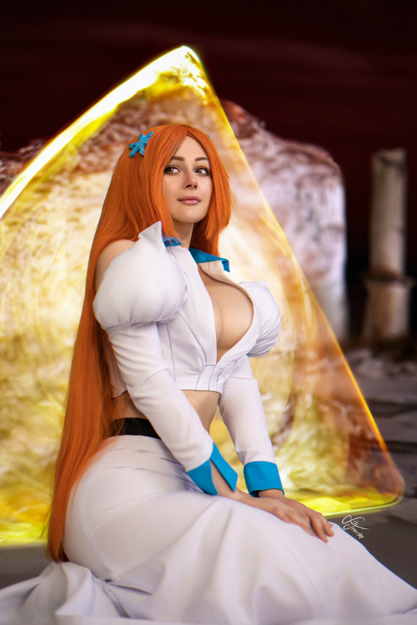 liz joestar, inoue orihime, bleach, bleach: sennen kessen-hen, cosplay photo, photo (medium), 2024, breasts, brown eyes, cleavage, cleavage cutout, clothing cutout, collarbone, cosplay, detached sleeves, hair ornament, hairclip, indoors, inoue orihime (cosplay), large breasts, lips, long hair, long skirt, navel, orange hair, puffy sleeves, sitting, skirt, wig