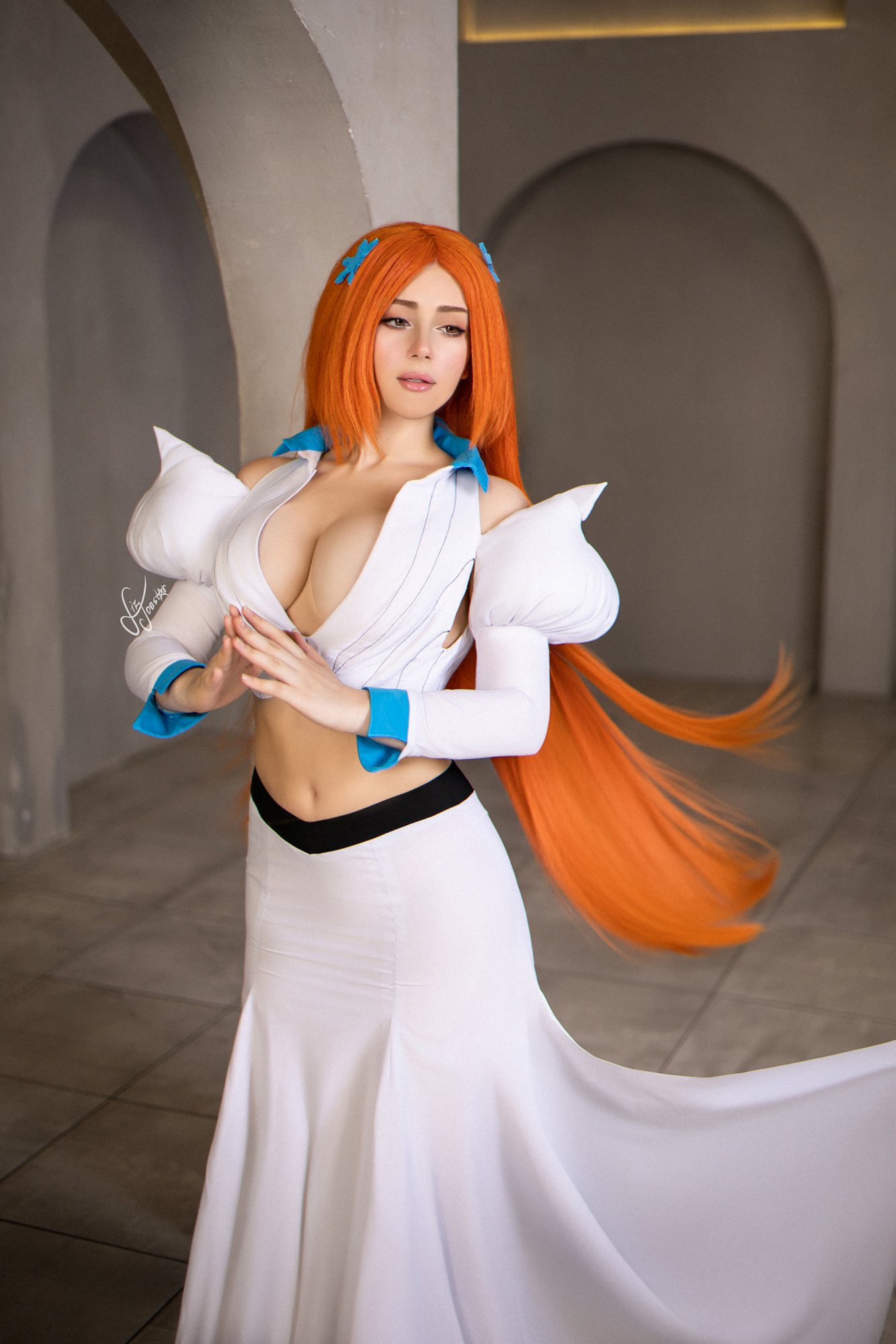liz joestar, inoue orihime, bleach, bleach: sennen kessen-hen, cosplay photo, photo (medium), 2024, breasts, brown eyes, cleavage, cleavage cutout, clothing cutout, collarbone, cosplay, detached sleeves, hair ornament, hairclip, indoors, inoue orihime (cosplay), large breasts, long hair, long skirt, navel, orange hair, puffy sleeves, skirt, wig