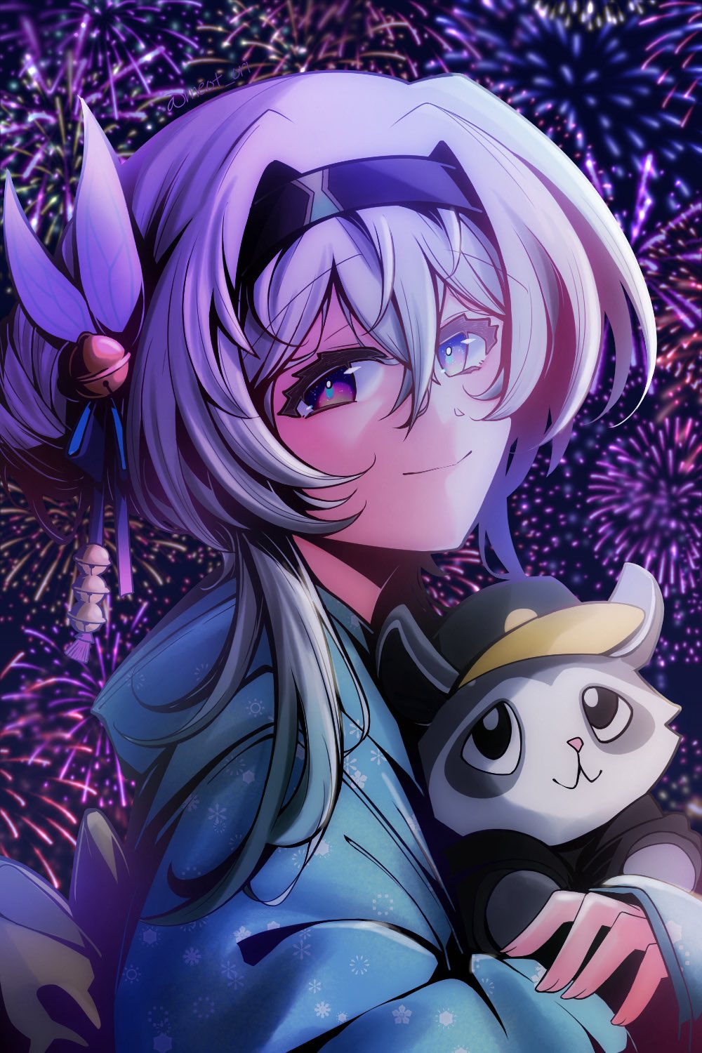 ellypwakame316, firefly (honkai: star rail), trailblazer (honkai: star rail), honkai: star rail, honkai (series), highres, 1girl, 1other, aerial fireworks, back bow, bell, black hairband, bow, closed mouth, fireworks, floral print, floral print kimono, green kimono, green pupils, grey hair, hair bell, hair between eyes, hair intakes, hair ornament, hair ribbon, hairband, japanese clothes, kimono, long hair, long sleeves, multicolored eyes, print kimono, raccoon, ribbon, smile