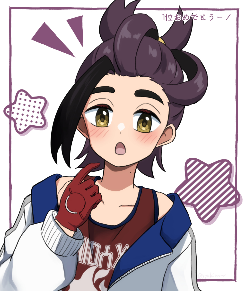 yyukisnow, kieran (pokemon), nintendo, pokemon, pokemon sv, commentary request, highres, translation request, 1boy, :o, black hair, blush, brown eyes, collarbone, gloves, hand up, index finger raised, jacket, long sleeves, looking at viewer, loose hair strand, male focus, mole, mole on neck, open mouth, partially fingerless gloves, red gloves, red shirt, shirt, short hair, sleeveless, sleeveless shirt, solo, star (symbol), upper body, white background, white jacket, zipper