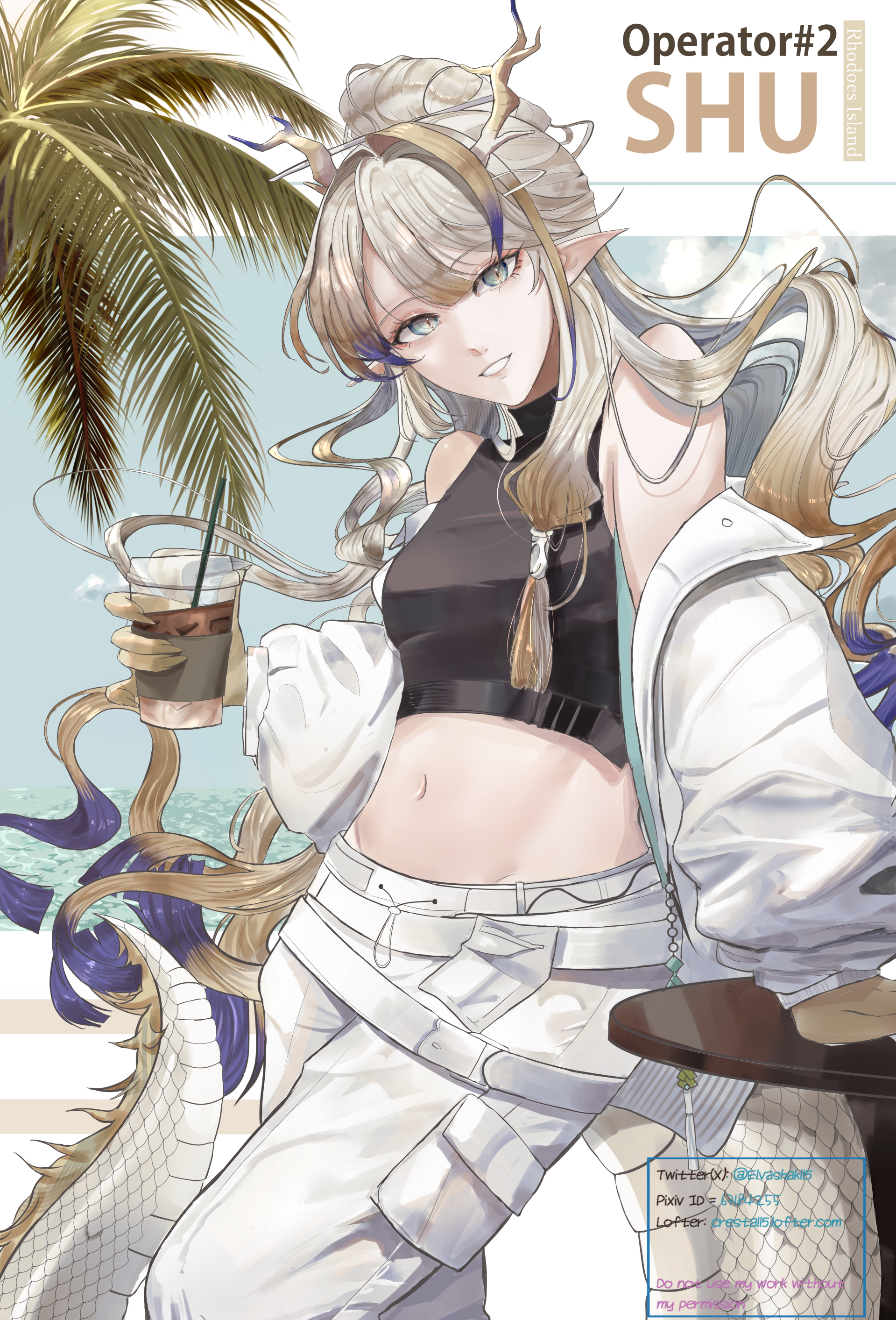 cresta (elvashak115), shu (arknights), arknights, absurdres, commentary, highres, 1girl, bare shoulders, black shirt, brown hair, character name, colored extremities, cowboy shot, crop top, cropped shirt, cup, disposable cup, dragon girl, dragon horns, dragon tail, drink, drinking straw, fingernails, green eyes, grey hair, grin, hair intakes, holding, holding drink, horns, jacket, long fingernails, long hair, looking at viewer, midriff, multicolored hair, navel, off shoulder, palm leaf, pants, pixiv id, pointy ears, purple hair, sharp fingernails, shirt, sleeveless, sleeveless shirt, smile, solo, standing, table, tail, twitter username, watermark, web address, white jacket, white pants