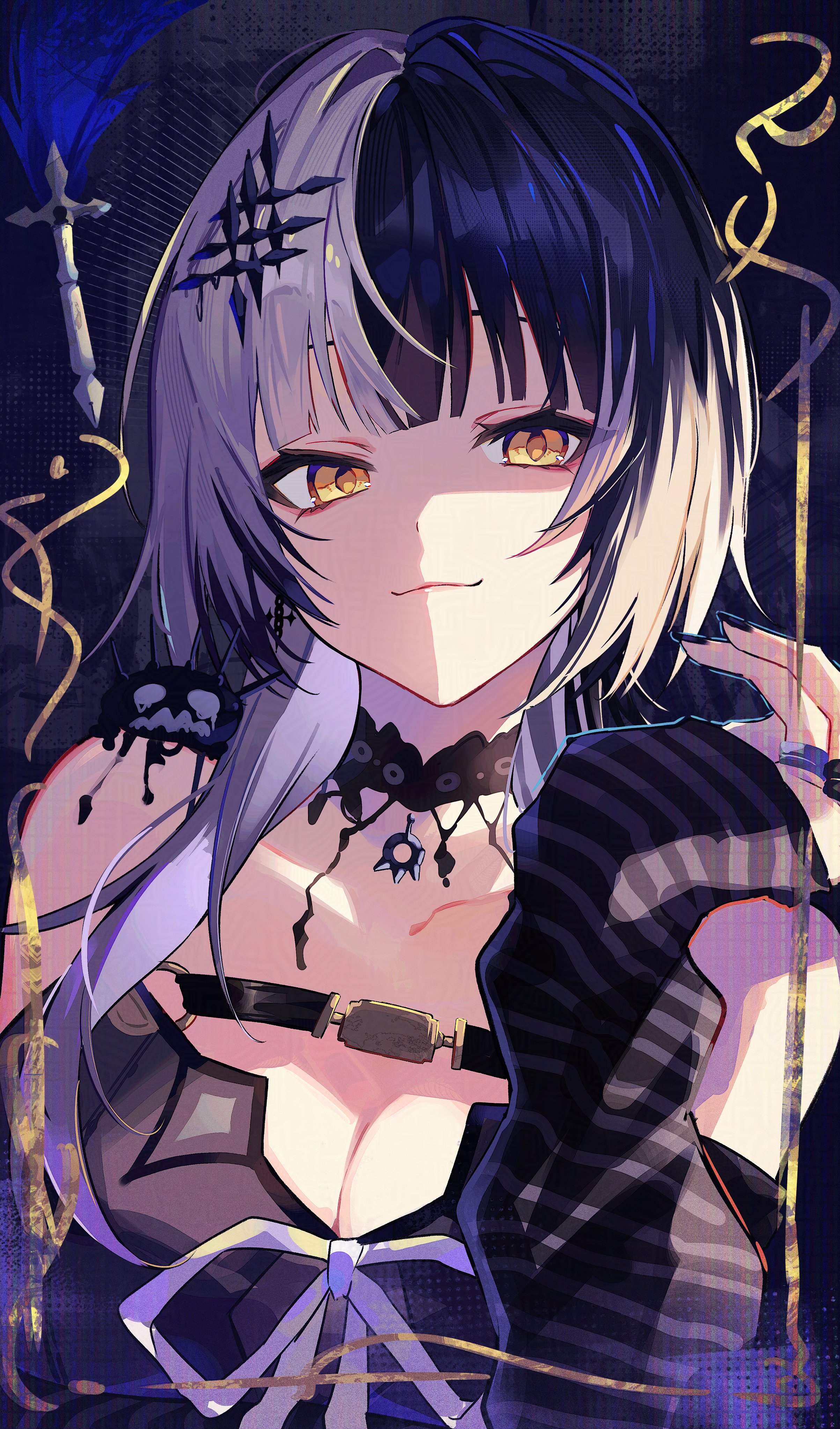 raru pipipi, shiori novella, shiori novella (1st costume), yorick (shiori novella), hololive, hololive english, absurdres, adversarial noise, hashtag-only commentary, highres, 1girl, belt, black belt, black choker, black dress, black hair, black nails, breasts, chest belt, choker, cleavage, closed mouth, dress, fingernails, grey hair, hair ornament, hand up, jewelry, large breasts, long fingernails, long hair, looking at viewer, multicolored hair, pendant choker, quill, ring, sidelighting, sleeveless, sleeveless dress, smile, solo, split-color hair, striped arm warmers, two-tone hair, upper body, virtual youtuber, yellow eyes