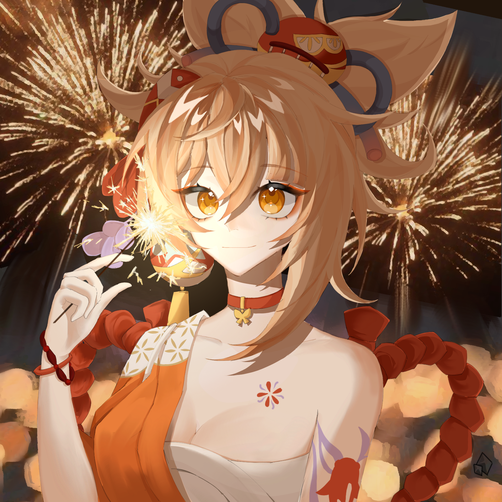 yoimiya (genshin impact), genshin impact, chinese commentary, commentary request, highres, 1girl, aerial fireworks, ayeniyouzaimoyuhou, bare shoulders, blonde hair, blurry, bokeh, breasts, chest sarashi, choker, cleavage, closed mouth, collarbone, depth of field, fireworks, hair between eyes, holding, holding fireworks, large breasts, looking at viewer, orange choker, sarashi, short hair, smile, solo, sparkler, yellow eyes