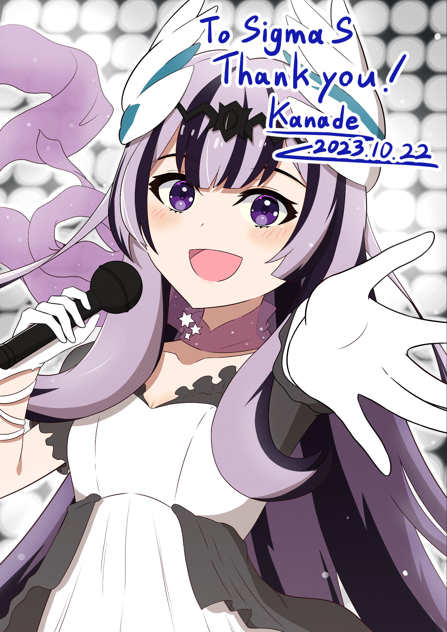 kanade20207, veyle (fire emblem), fire emblem, fire emblem engage, nintendo, highres, 1girl, :d, alternate costume, black choker, black hair, breasts, choker, cleavage, grey hair, hair ornament, holding, holding microphone, long hair, looking at viewer, microphone, multicolored hair, music, open mouth, purple eyes, singing, small breasts, smile, solo, split-color hair, two-tone hair, very long hair, wavy hair, wing hair ornament