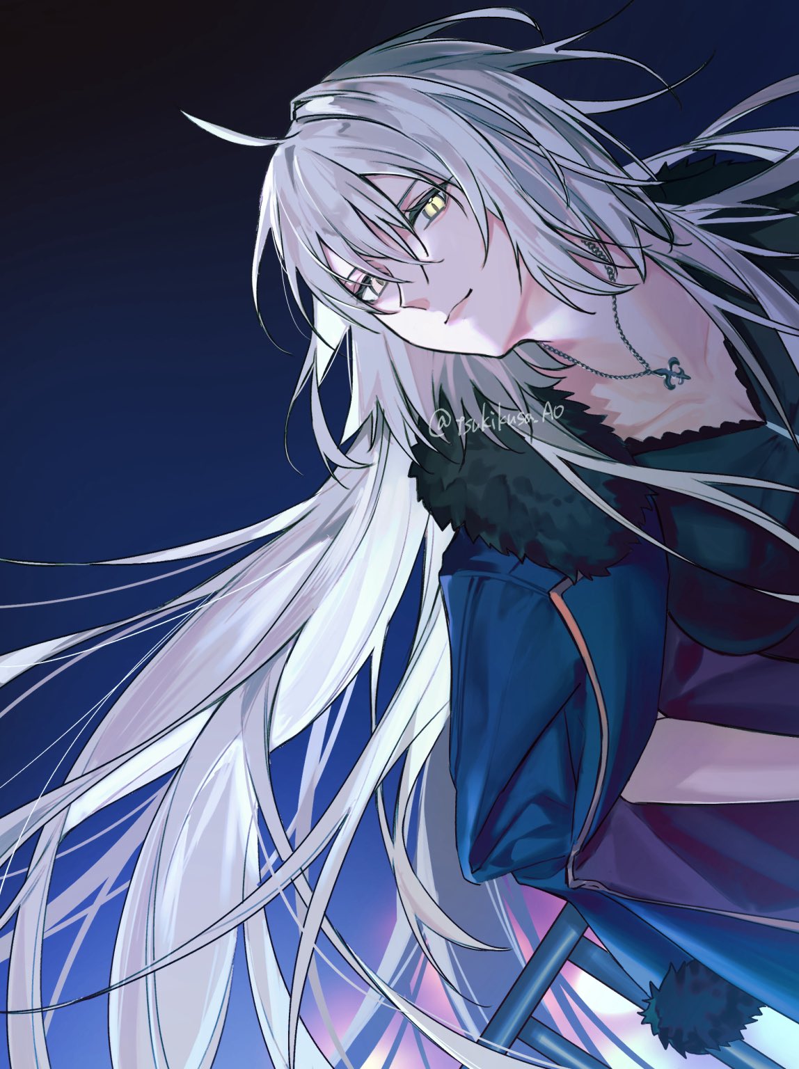jeanne d'arc alter (avenger) (fate), jeanne d'arc alter (fate), jeanne d'arc alter (ver. shinjuku 1999) (fate), fate/grand order, fate (series), commentary request, highres, 1girl, ahoge, alternate hair length, alternate hairstyle, black dress, closed mouth, coat, dress, fur-trimmed coat, fur trim, grey hair, jewelry, long hair, looking at viewer, necklace, official alternate costume, open clothes, open coat, smile, solo, tsukikusa ao, twitter username, very long hair, yellow eyes
