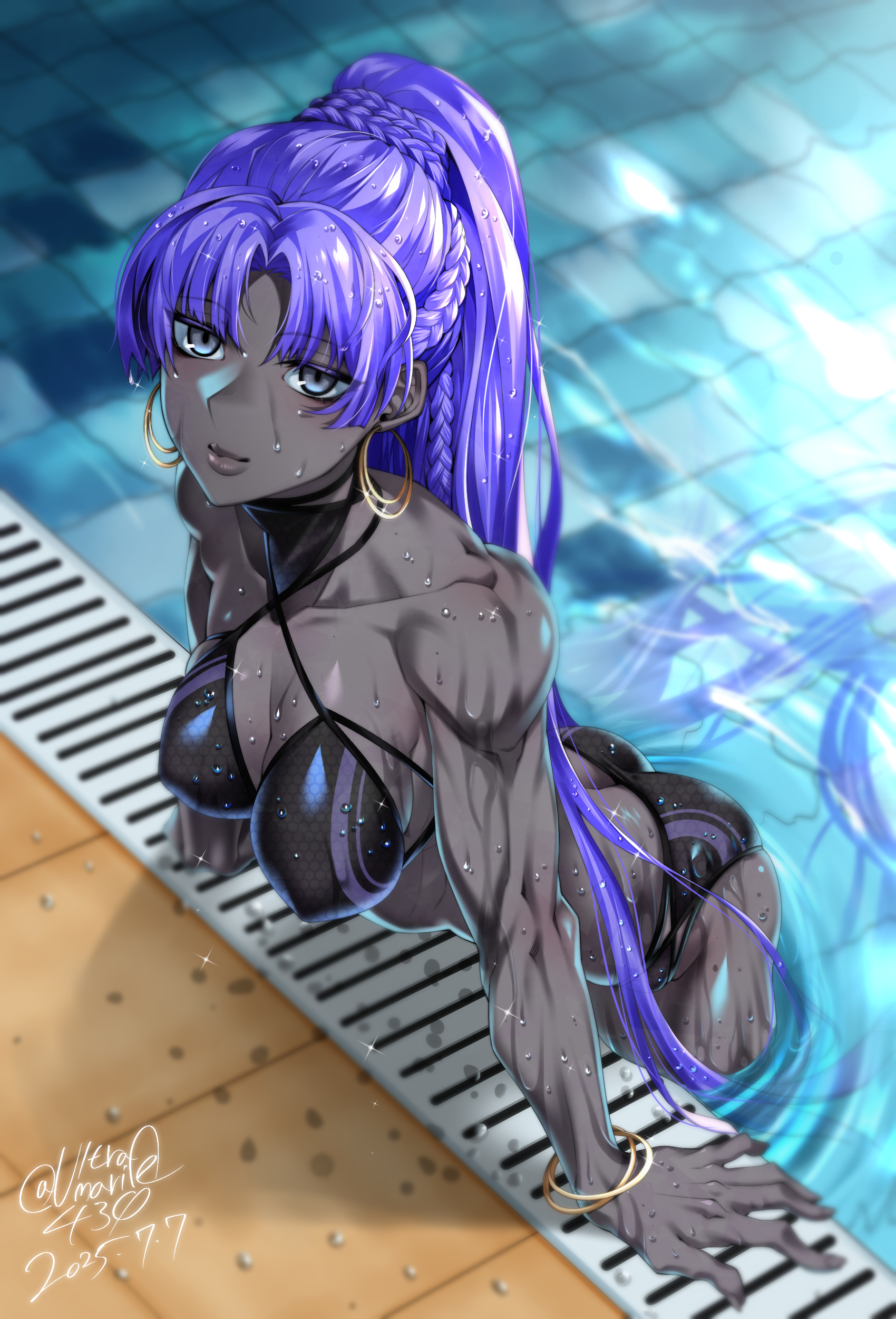 shin (ultramarine430), assassin (fate/zero), female assassin (fate/zero), fate/grand order, fate (series), absurdres, highres, 1girl, ass, bikini, black bikini, braid, breasts, cleavage, colored skin, dark-skinned female, dark skin, dated, earrings, grey eyes, grey skin, hoop earrings, jewelry, large breasts, long hair, looking at viewer, muscular, muscular female, partially submerged, ponytail, pool, poolside, purple hair, solo, swimsuit, twitter username, very dark skin, very long hair, wet