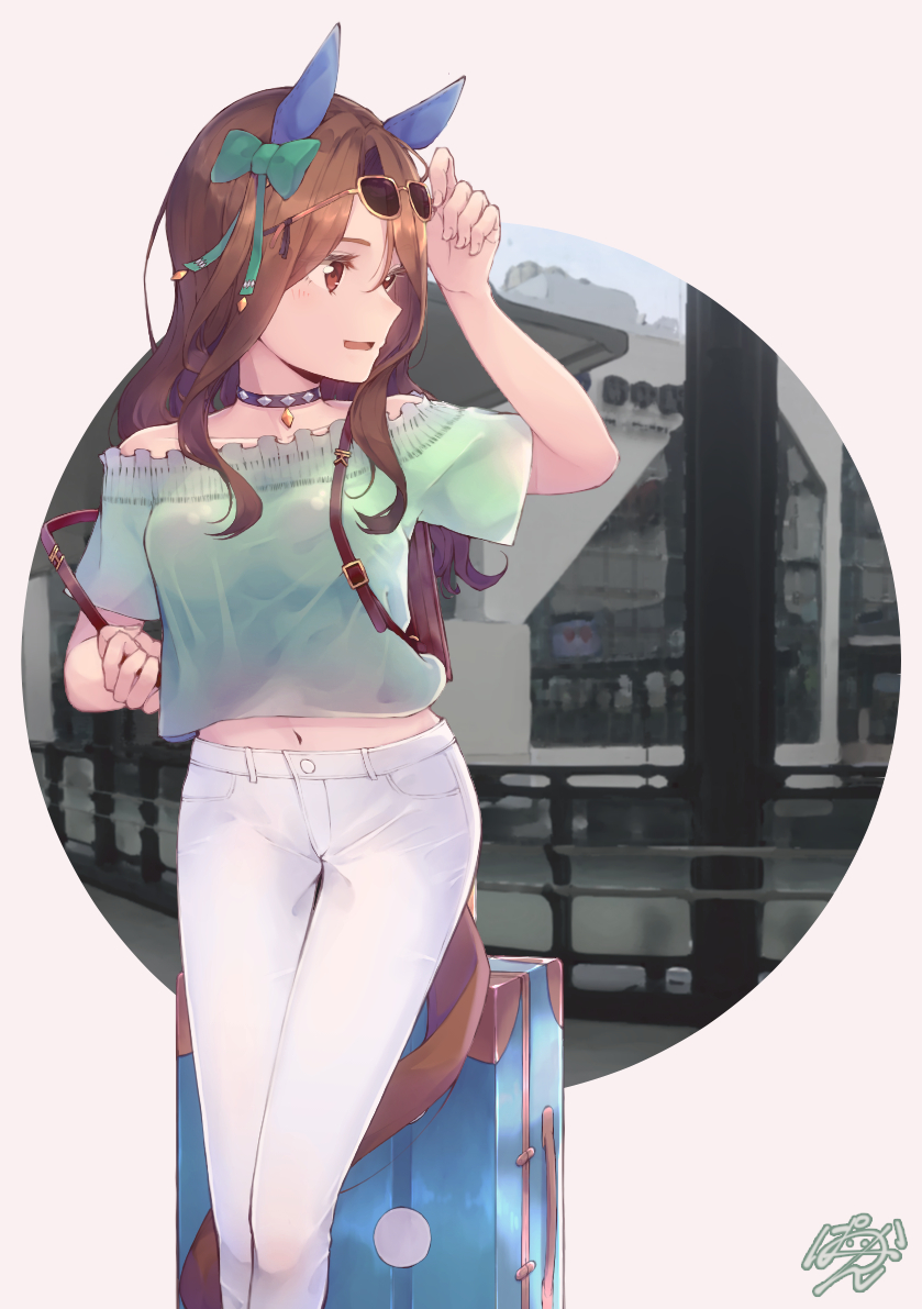 paayan (hagakinorock54), king halo (umamusume), umamusume, 1girl, alternate costume, animal ears, brown hair, casual, ear covers, eyewear on head, green shirt, horse ears, horse girl, horse tail, navel, off-shoulder shirt, off shoulder, pants, red eyes, shirt, solo, suitcase, tail, white pants
