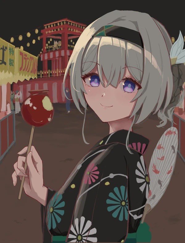 toki78288809, firefly (honkai: star rail), honkai: star rail, honkai (series), 1girl, black hairband, black kimono, blue pupils, candy apple, closed mouth, floral print, floral print kimono, food, food stand, grey hair, hair between eyes, hair intakes, hair ornament, hairband, hand fan, holding, holding candy apple, holding food, japanese clothes, kimono, multicolored eyes, print kimono, smile, solo, summer festival