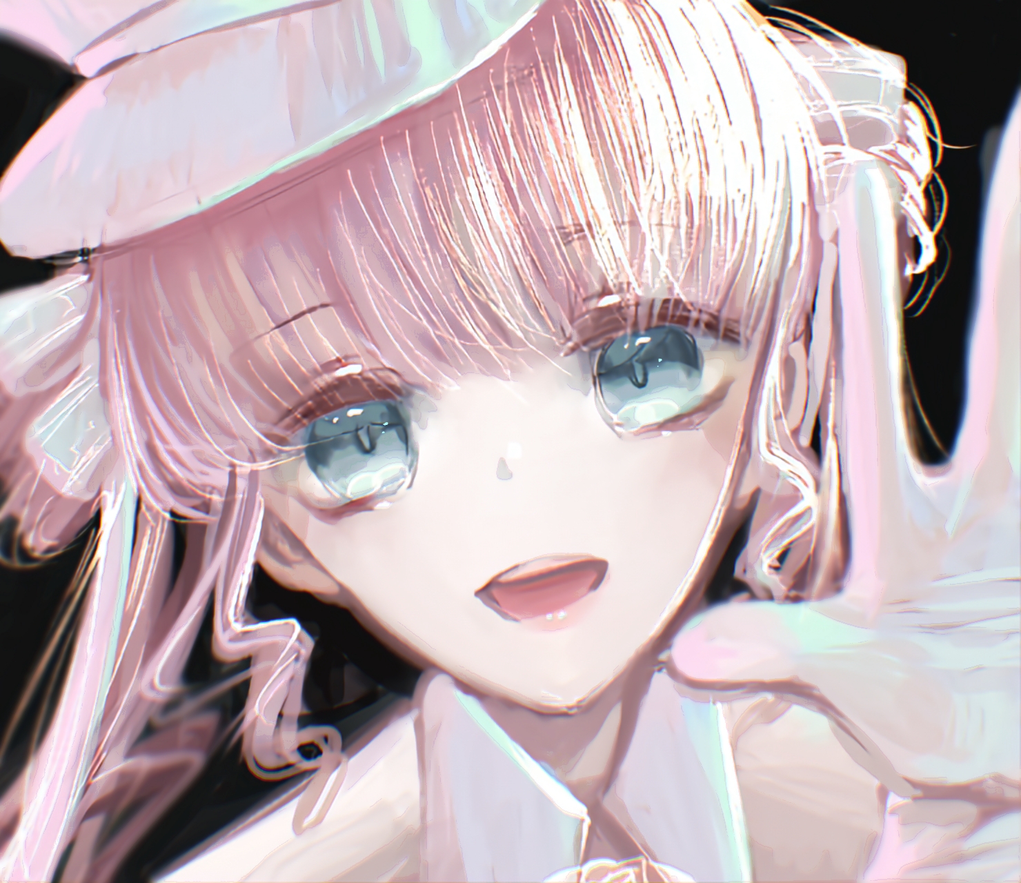 nikki (series), shining nikki, chinese commentary, commentary, highres, 1girl, bare shoulders, black background, blue eyes, blunt bangs, collar, detached collar, double bun, gloves, hair bun, hat, lipstick, long hair, makeup, newsboy cap, open mouth, outstretched hand, pink hair, pink lips, sidelocks, sideways hat, simple background, smile, solo, subarwu u, teeth, twintails, upper body, upper teeth only, voice of desire (shining nikki), wavy hair, white collar, white gloves, white hat