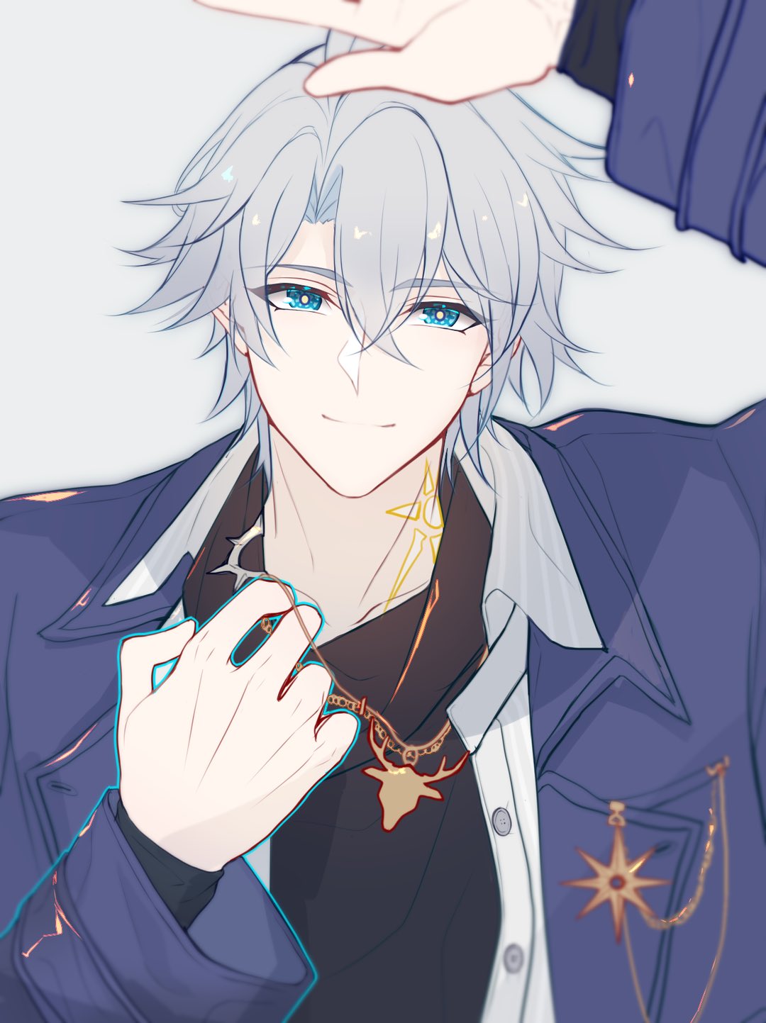 aqueasirius, phainon (honkai: star rail), honkai: star rail, honkai (series), highres, 1boy, antenna hair, arm up, black sweater, blue coat, blue eyes, closed mouth, coat, collarbone, crossed bangs, gold necklace, gold tattoo, grey background, grey hair, hair between eyes, hand up, jewelry, looking at viewer, male focus, neck tattoo, necklace, official alternate costume, open clothes, open coat, open shirt, parted bangs, phainon (luckin coffee) (honkai: star rail), shirt, short hair, simple background, smile, solo, sun symbol, sun tattoo, sweater, tan, tattoo, turtleneck, turtleneck sweater, white shirt, yellow pupils