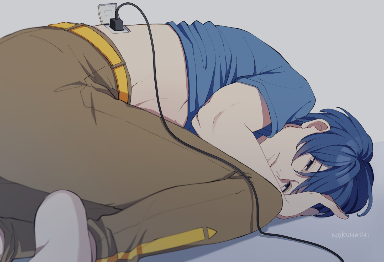 nokuhashi, kaito (vocaloid), vocaloid, commentary, symbol-only commentary, 1boy, android, belt, blue hair, blue shirt, brown pants, closed mouth, clothes lift, electric plug, electrical outlet, grey background, grey socks, looking at viewer, lying, male focus, on stomach, pants, shirt, shirt lift, short sleeves, socks, solo, t-shirt, twitter username, yellow belt