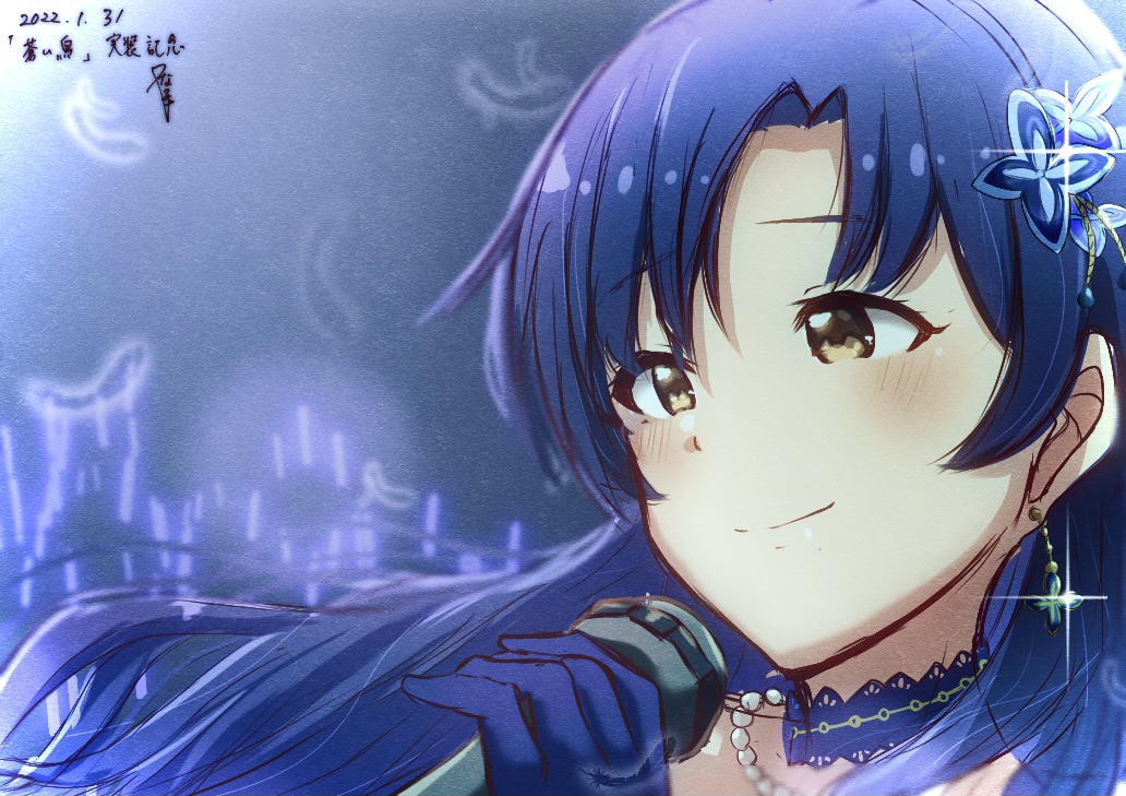 natsuki p, kisaragi chihaya, kisaragi chihaya (brilliant diva), idolmaster, idolmaster (classic), idolmaster million live!, idolmaster million live! theater days, commentary request, translation request, 1girl, blue choker, blue flower, blue gloves, blue hair, blush, brown eyes, choker, close-up, closed mouth, concert, dated, earrings, floating hair, flower, glint, gloves, hair flower, hair ornament, holding, holding microphone, jewelry, long hair, microphone, official alternate costume, smile, solo