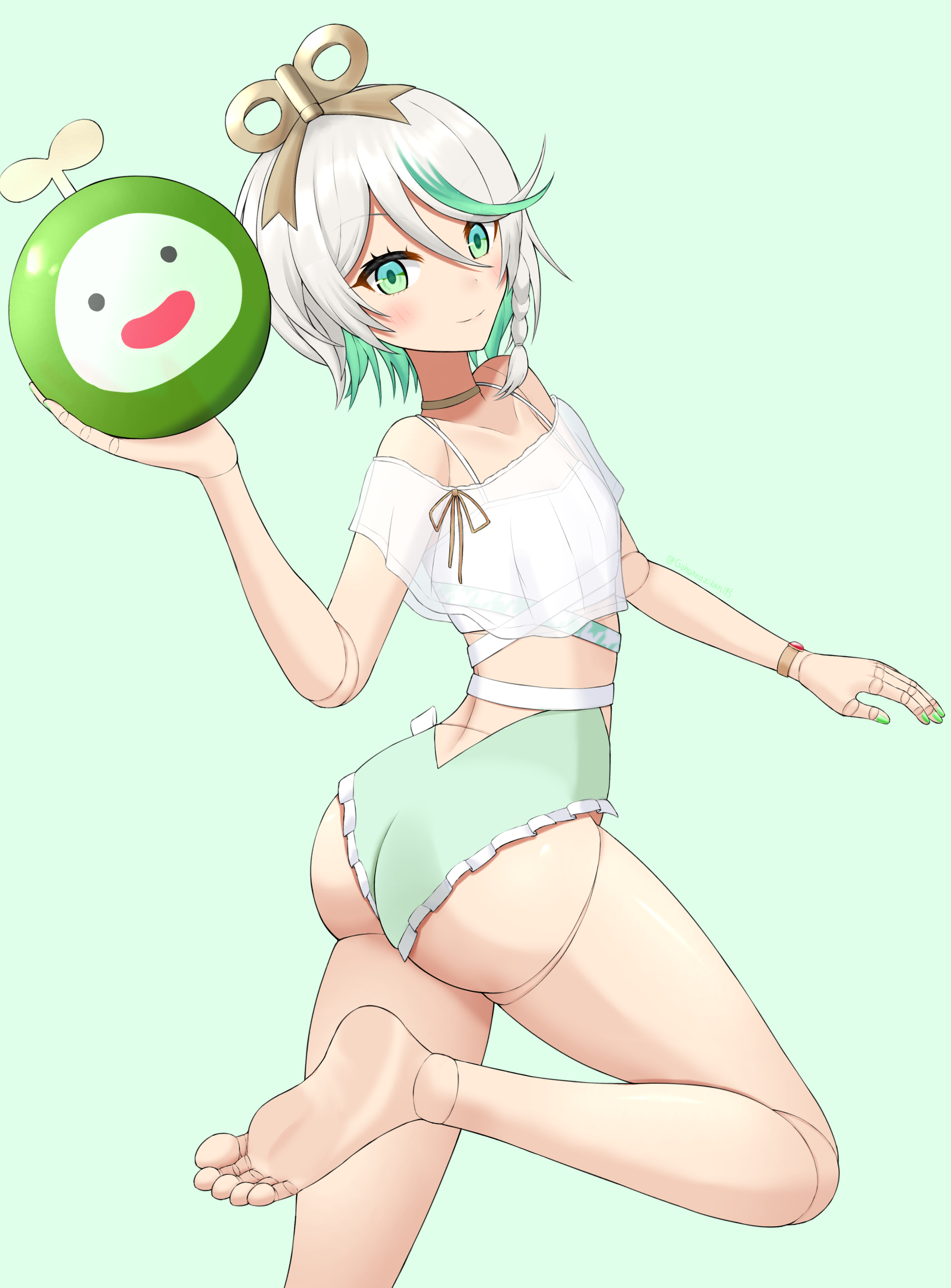 tamagotozi3420, cecilia immergreen, cecilia immergreen (holonatsu paradise), otomo (cecilia immergreen), hololive, hololive english, absurdres, highres, 1girl, ass, ball, bikini, colored inner hair, doll joints, feet, green background, green bikini, green eyes, green hair, grey hair, holding, holding ball, joints, medium hair, multicolored hair, official alternate costume, solo, standing, standing on one leg, swimsuit, virtual youtuber, white bikini, winding key