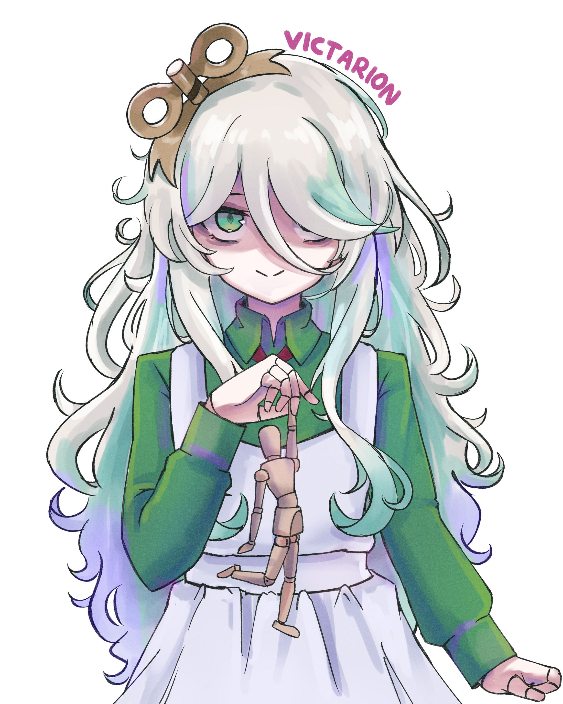 victarionsc, cecilia immergreen, hololive, hololive english, absurdres, highres, 1girl, closed mouth, doll, doll joints, dress, green eyes, green hair, green shirt, grey hair, hair over one eye, holding, holding doll, joints, long hair, multicolored hair, pinafore dress, shirt, sleeveless, sleeveless dress, smile, solo, virtual youtuber, white dress, winding key