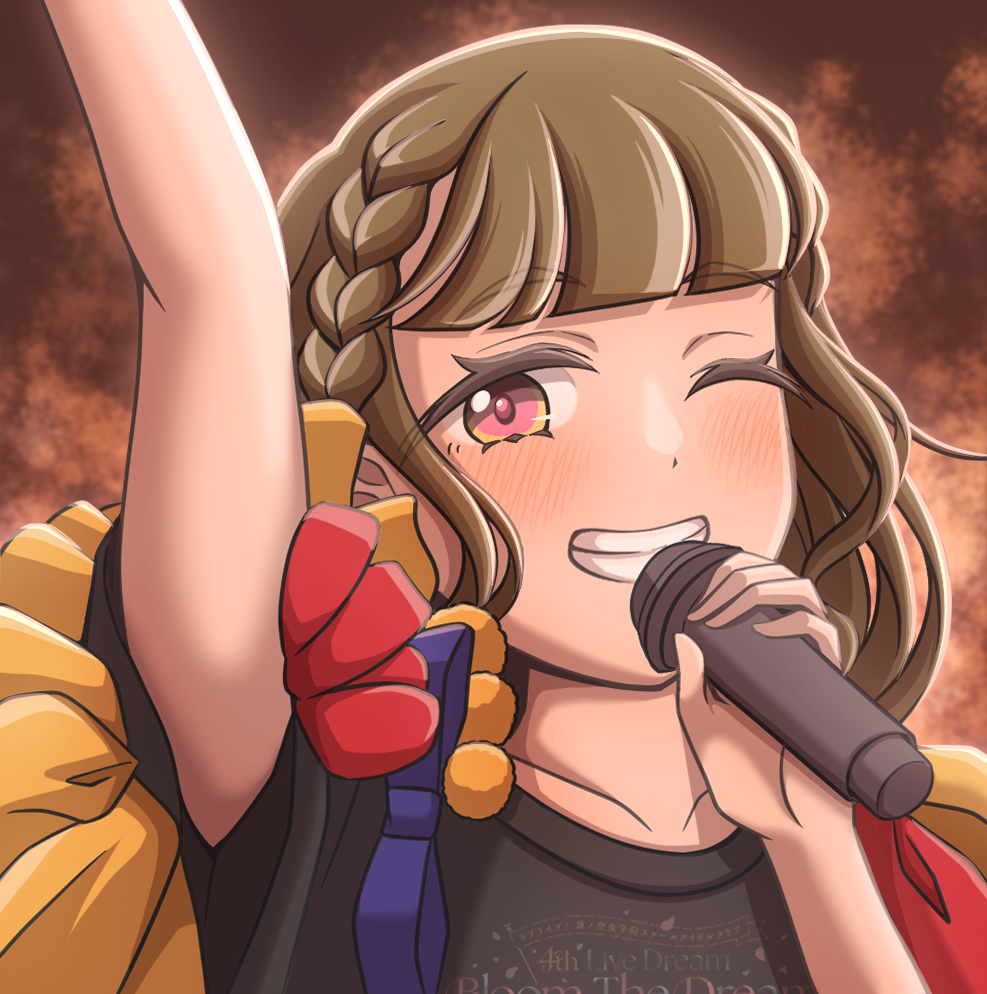 ganbarai, kachimachi kosuzu, link! like! love live!, love live!, commentary request, 1girl, 4th live dream ~bloom the dream believers~, ;d, arm up, black shirt, blunt bangs, blush, braid, brown hair, center-flap bangs, clothes writing, collarbone, grin, haji wa jinsei no kakisute, holding, holding microphone, long hair, looking at viewer, microphone, one eye closed, open mouth, pink eyes, shirt, short sleeves, side braids, smile, solo, straight hair, t-shirt, virtual youtuber