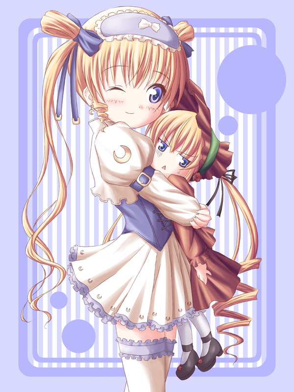 dekosuke, shinku, shirafuji natsuki, rozen maiden, saint october, 00s, 2girls, blonde hair, blue background, blue eyes, bonnet, crossover, hug, look-alike, multiple girls, one eye closed, sweatdrop, wink