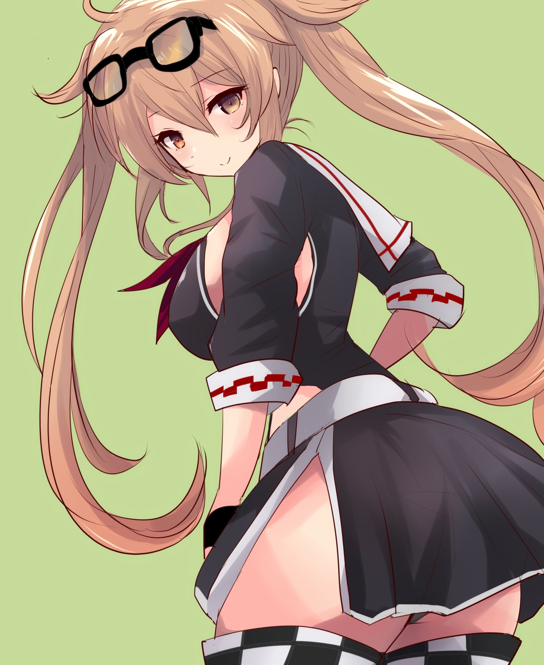 hirune (konekonelkk), murasame (kancolle), murasame kai ni (kancolle), murasame kai ni (race queen) (kancolle), kantai collection, commentary request, highres, 1girl, black gloves, black leotard, black skirt, breasts, brown eyes, brown hair, checkered thighhighs, eyewear on head, from behind, gloves, green background, heterochromia, large breasts, leotard, looking at viewer, looking back, race queen, red eyes, sailor collar, simple background, skirt, solo, sunglasses, twintails, two side up, white sailor collar