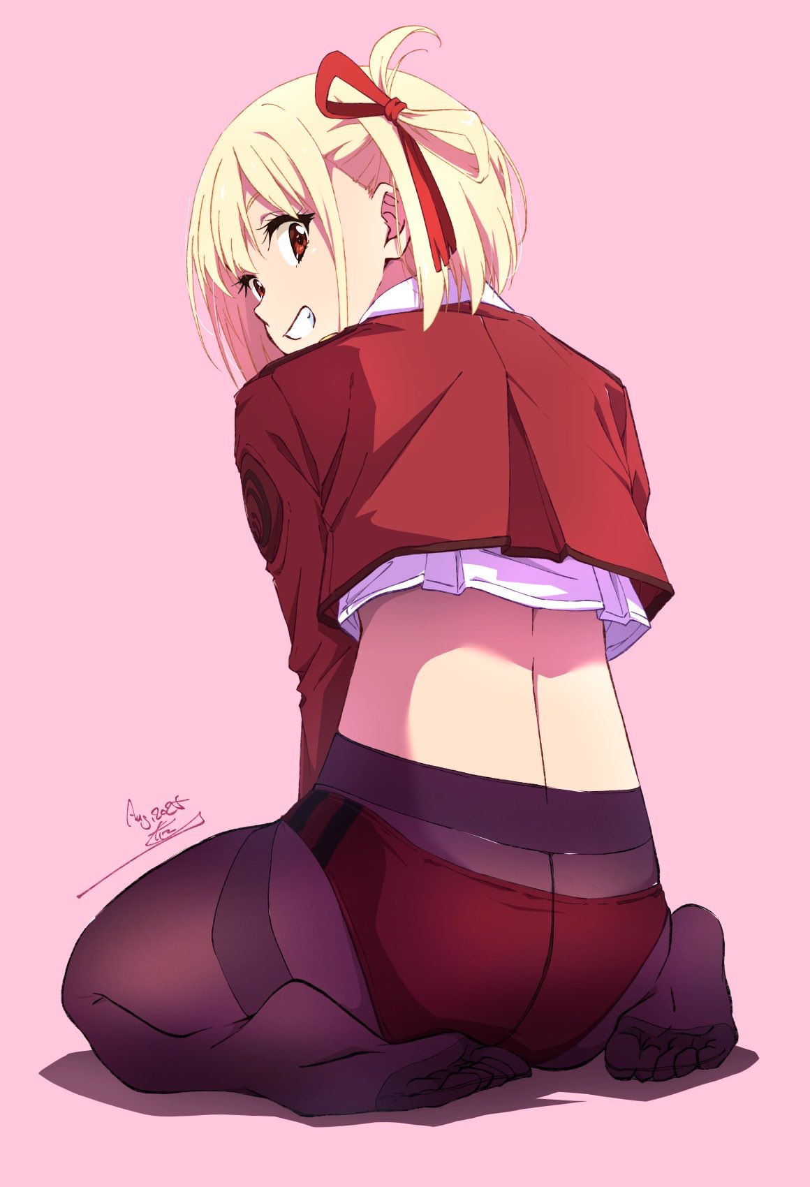 nii manabu, nishikigi chisato, lycoris recoil, highres, 1girl, ass, black pantyhose, blonde hair, buruma, crop top, from behind, full body, grin, hair ribbon, looking at viewer, looking back, pantyhose, pink background, red buruma, red eyes, ribbon, short hair, simple background, sitting, smile, solo, toes