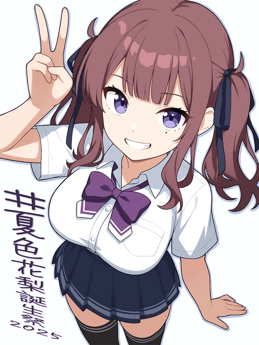 suuchi maigo (nan), natsuki karin, cevio, highres, translation request, 1girl, black thighhighs, blue eyes, blue skirt, blush, bow, bowtie, breasts, brown hair, large breasts, long hair, looking at viewer, mole, mole under eye, purple bow, purple bowtie, school uniform, shirt, short sleeves, simple background, skirt, smile, solo, thighhighs, twintails, v, white background, white shirt