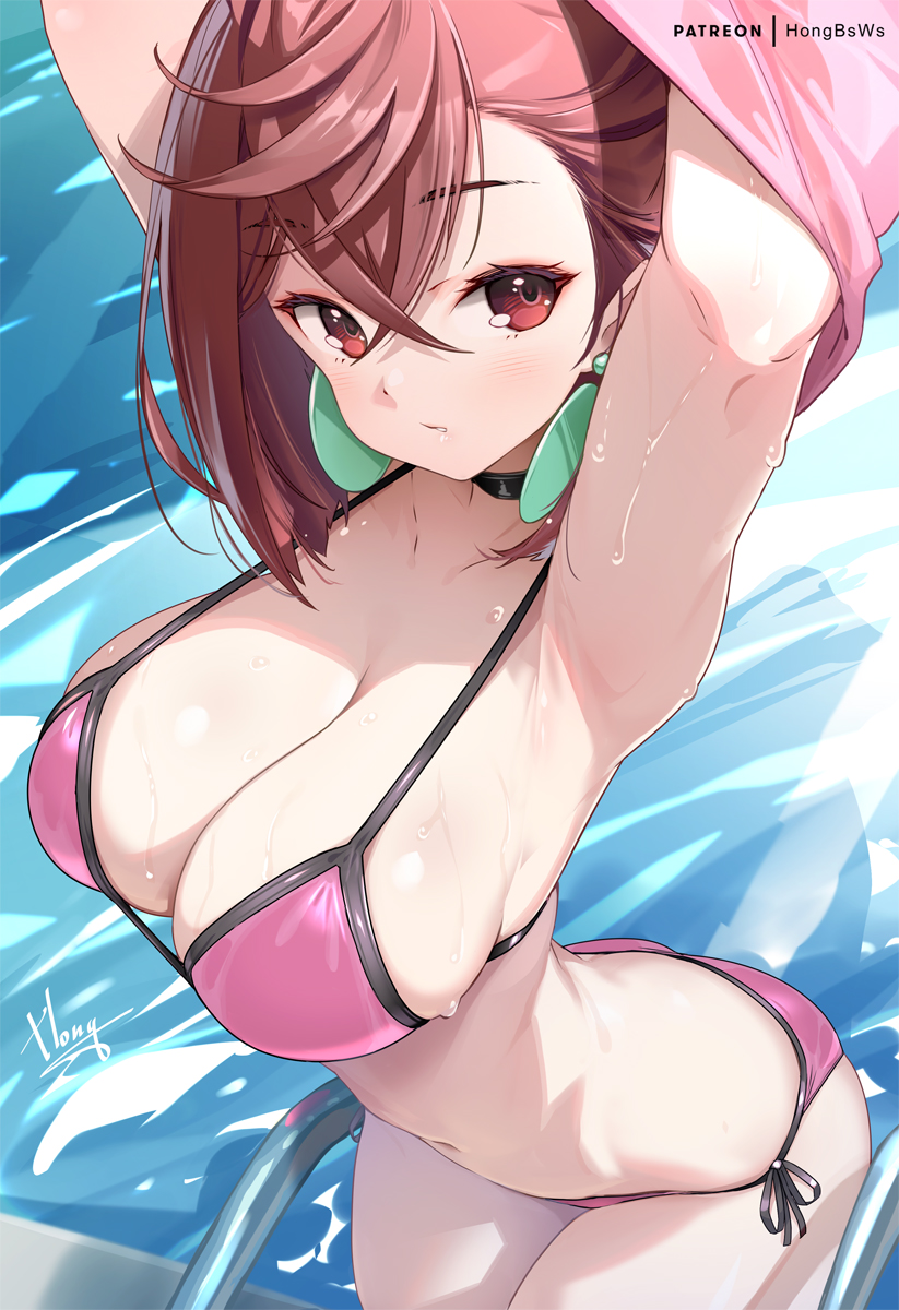 hong (white spider), ayase momo, dandadan, highres, mixed-language commentary, 1girl, armpits, arms up, bare shoulders, bikini, black choker, black trim, blush, breasts, brown eyes, brown hair, choker, cleavage, closed mouth, collarbone, cowboy shot, crossed bangs, earrings, floating earrings, hair between eyes, halterneck, jewelry, large breasts, looking at viewer, navel, parted lips, pink bikini, pool, pool ladder, short hair, side-tie bikini bottom, sideboob, signature, solo, stomach, string bikini, swimsuit, water, wet
