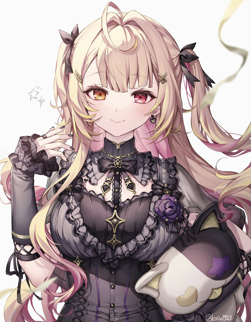 komeshiro kasu, hoshikawa sara, nijisanji, 1girl, black dress, black nails, blonde hair, bow, breasts, closed mouth, dress, earrings, frills, gothic lolita, hair ornament, heterochromia, jewelry, large breasts, lolita fashion, long hair, looking at viewer, multicolored hair, official alternate costume, official alternate hairstyle, pink hair, red eyes, simple background, smile, solo, stuffed animal, stuffed cat, stuffed toy, two side up, upper body, virtual youtuber, white background, x hair ornament